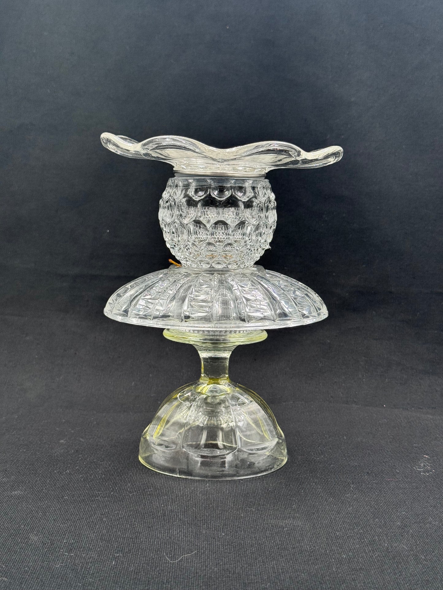 Mini Solcellelampe med lysegul fot og glassfat