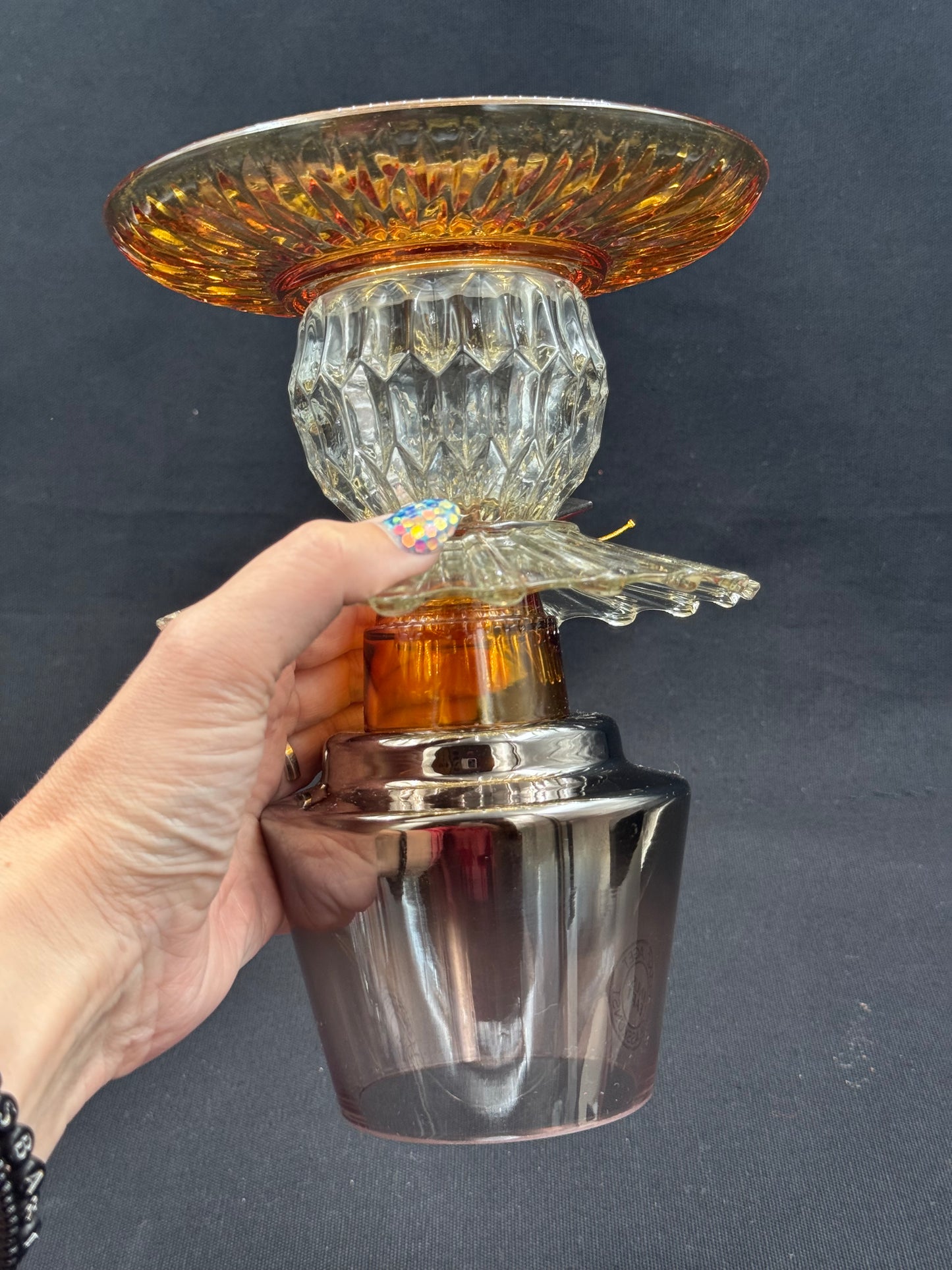 Mini Solcellelampe med kobberfarget fot og glassfat i oker