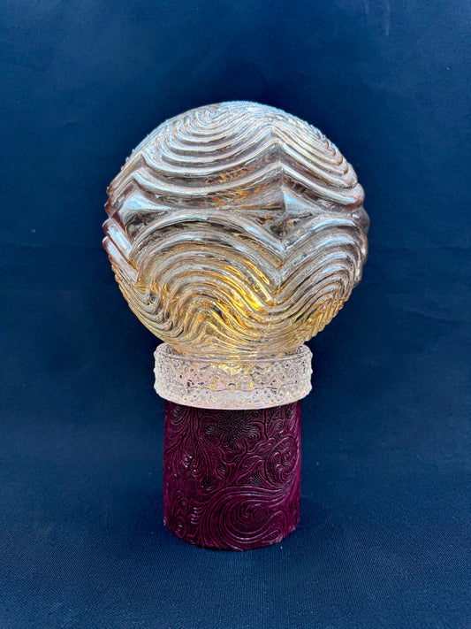 Batterilampe i rustrødt skinn og med champagne kuppel