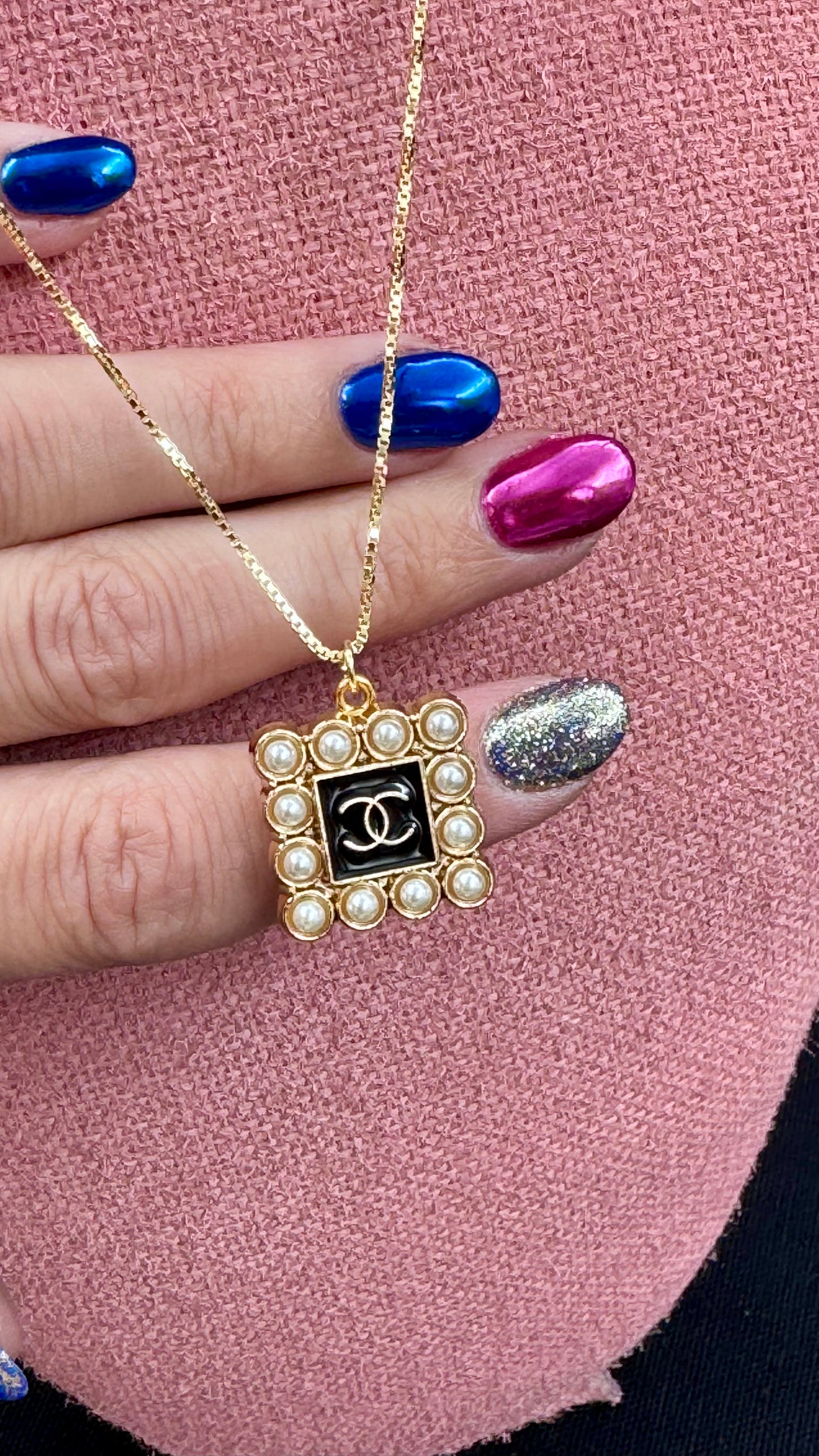 Vintage Chanel smykke svart/gull og perler i firkantet form
