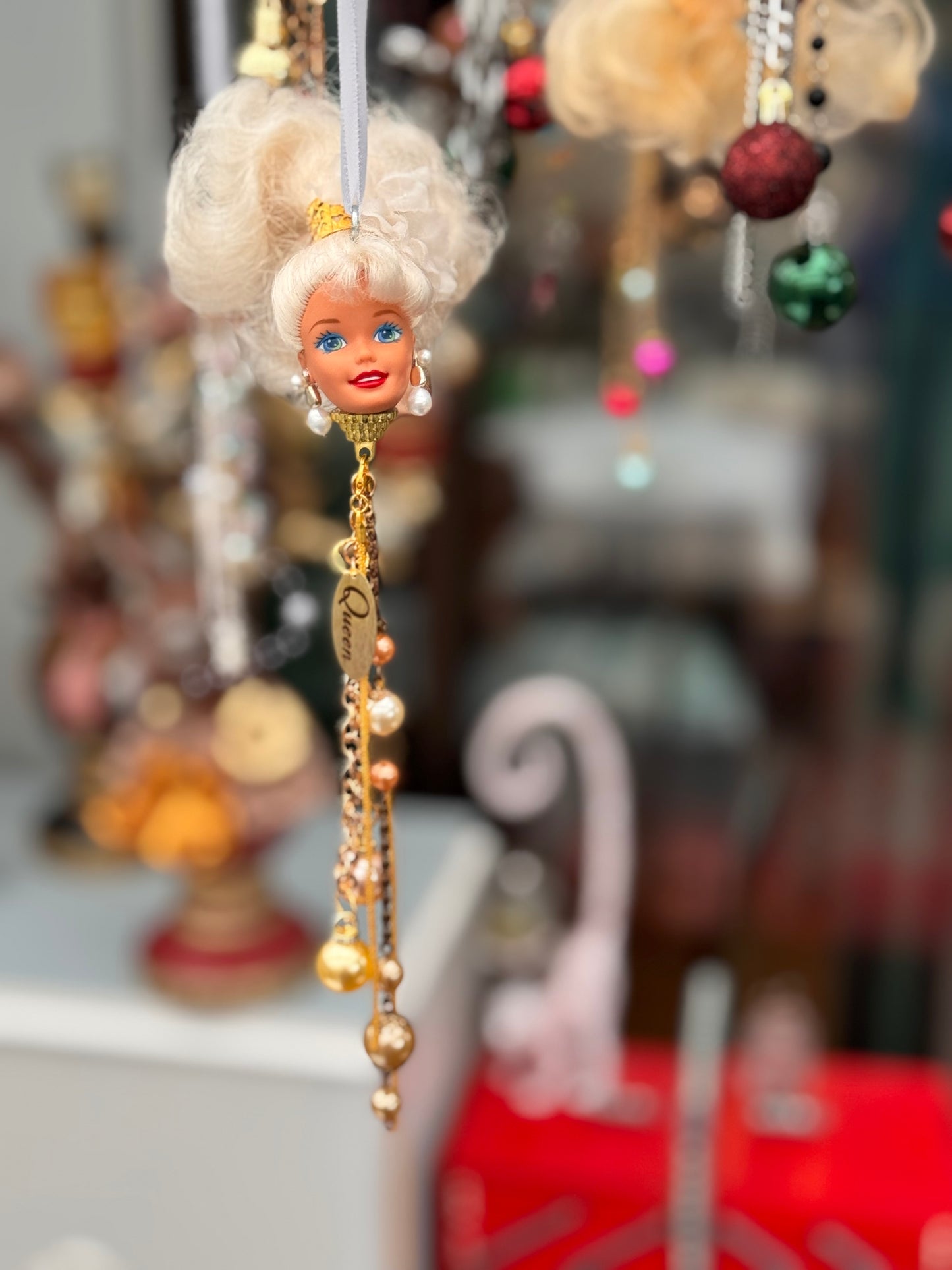 Vintage Barbie julekule «Blondine med perler i ørene og champagnefarget anheng»