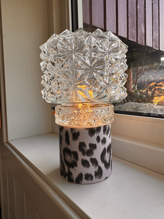 Vintage batterilampe med hvit leopard og mønstret kuppel