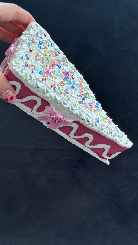 Stort kakestykke rosa med tutti-frutti