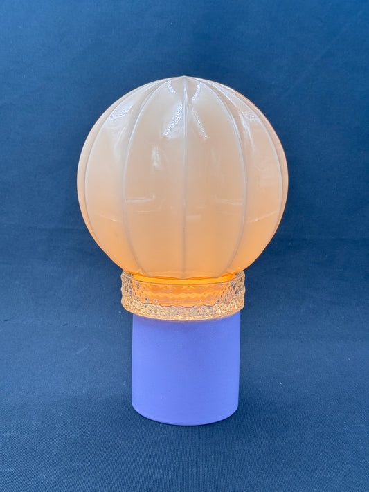 Vintage pastell batterilampe med lilla fot og rosa kuppel