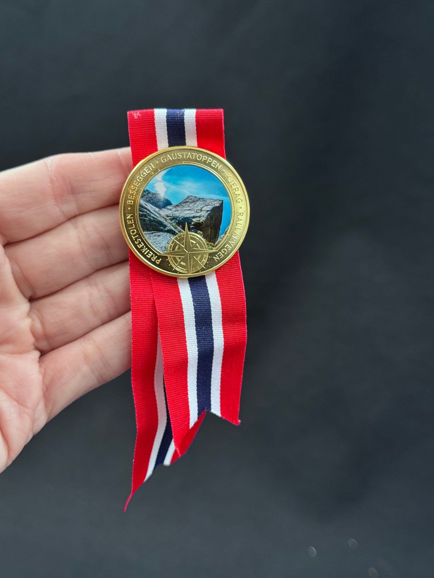 Vintage 17 Mai sløyfe - samlermynt gull prekestolen