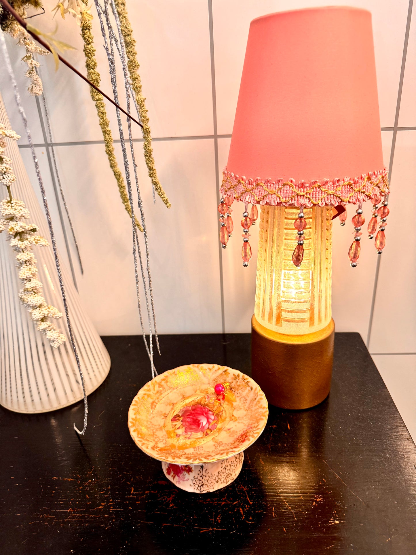 Vulvakunst med fot - rosemaling og brunlig fat og cerise rosa perle