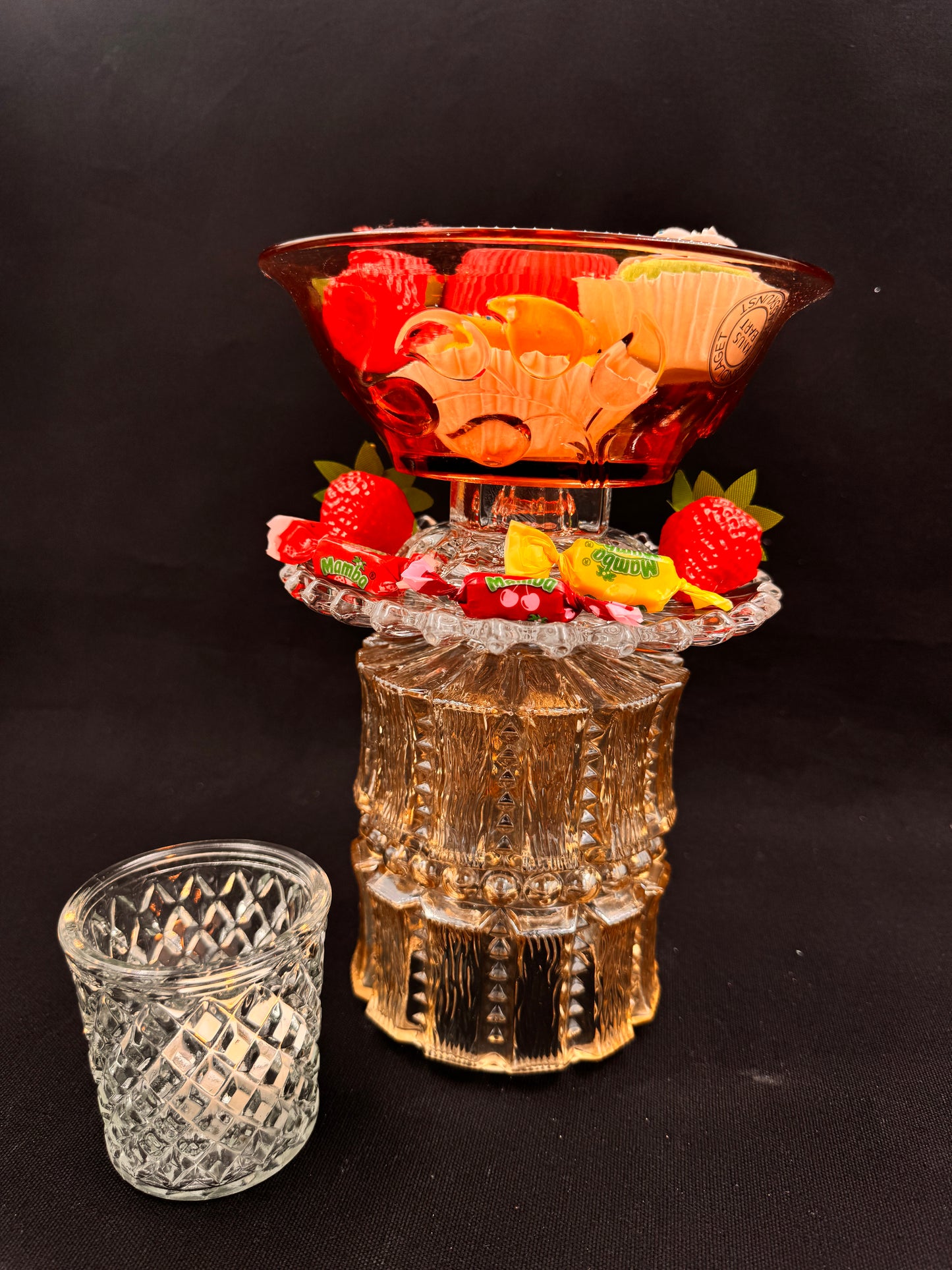 Vintage lykt i champagnefarge og krystallskål i rosa