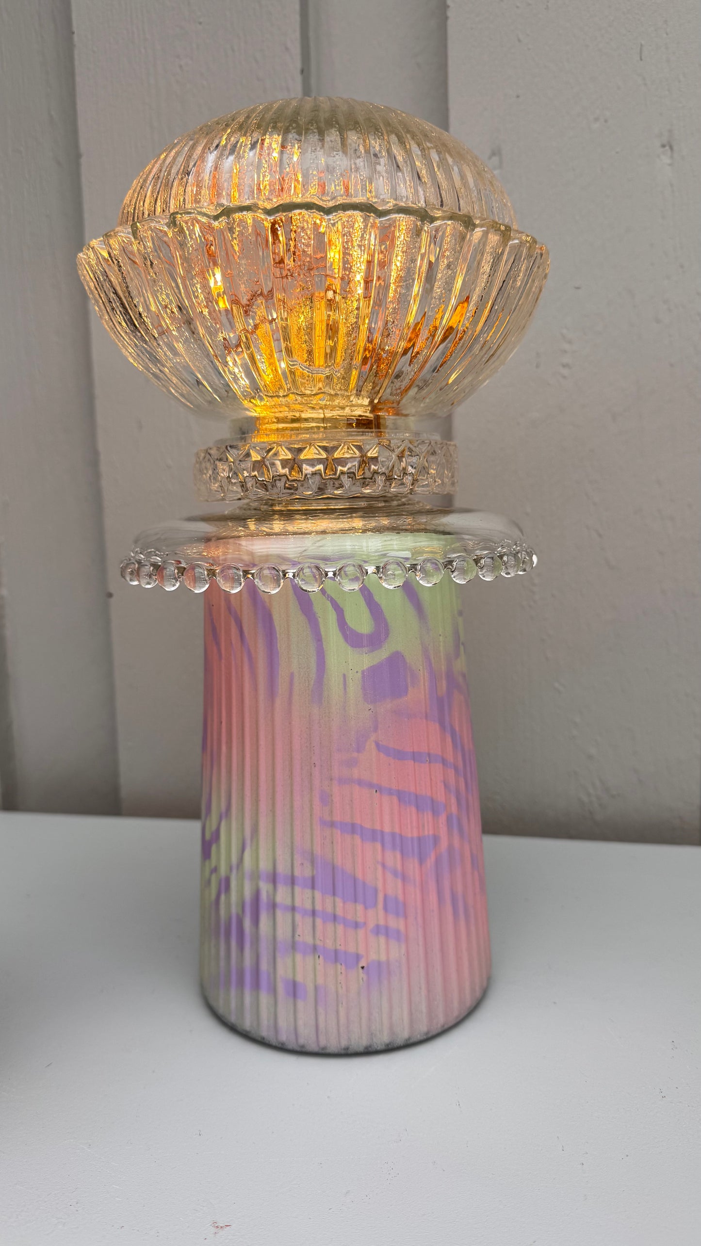 Vintage Diamantlampe med pastell mintgrønn, rosa, lilla fot og mønstret klar kuppel