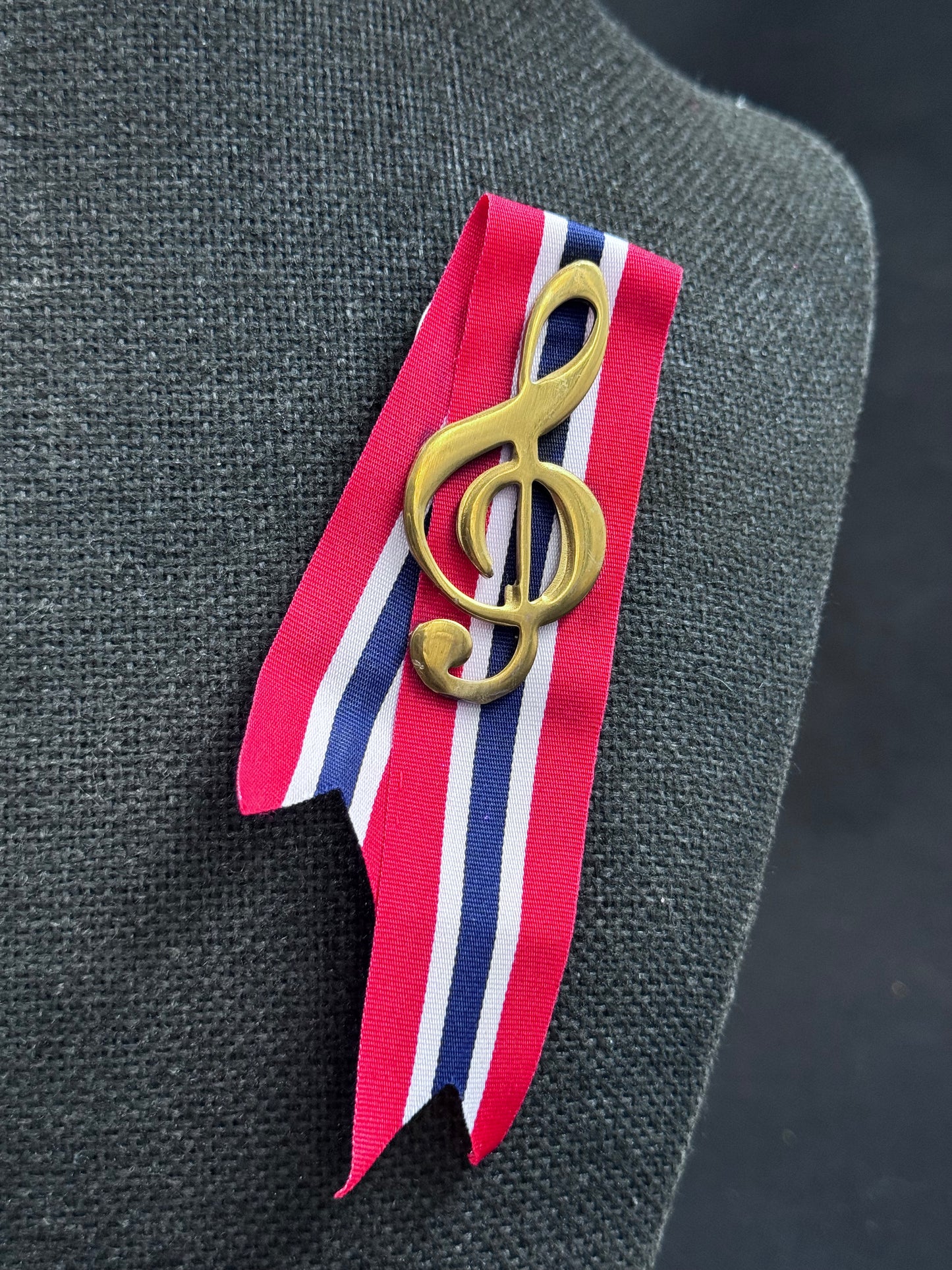 Vintage 17 Mai sløyfe- Gullfarget G-nøkkel