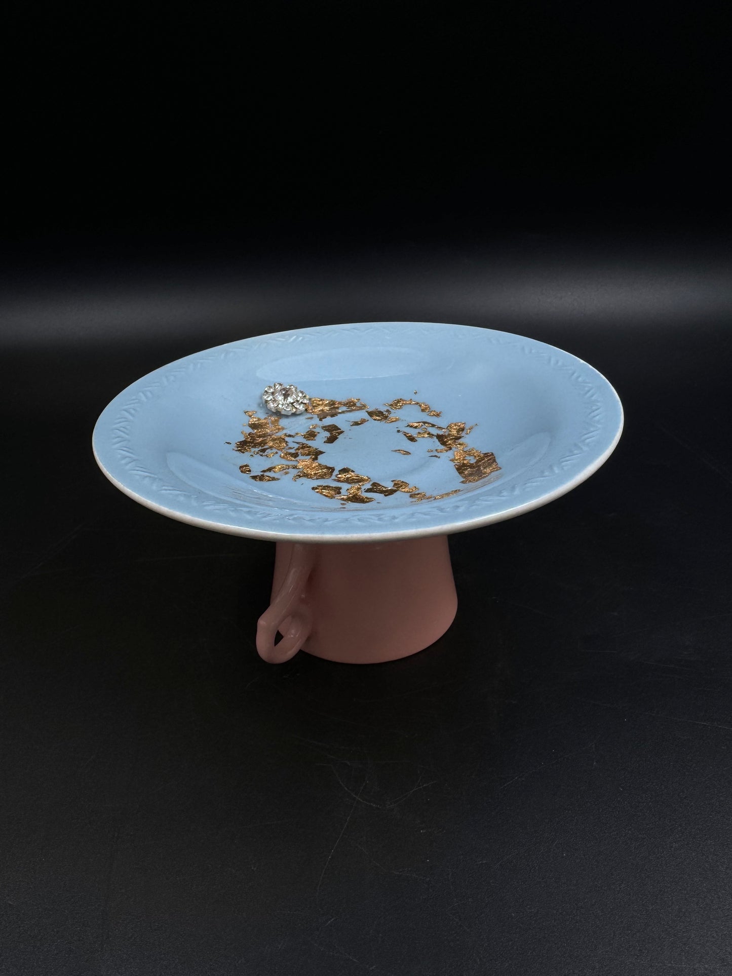 Vulvakunst fat i babyblå med stor diamant og rosa fot