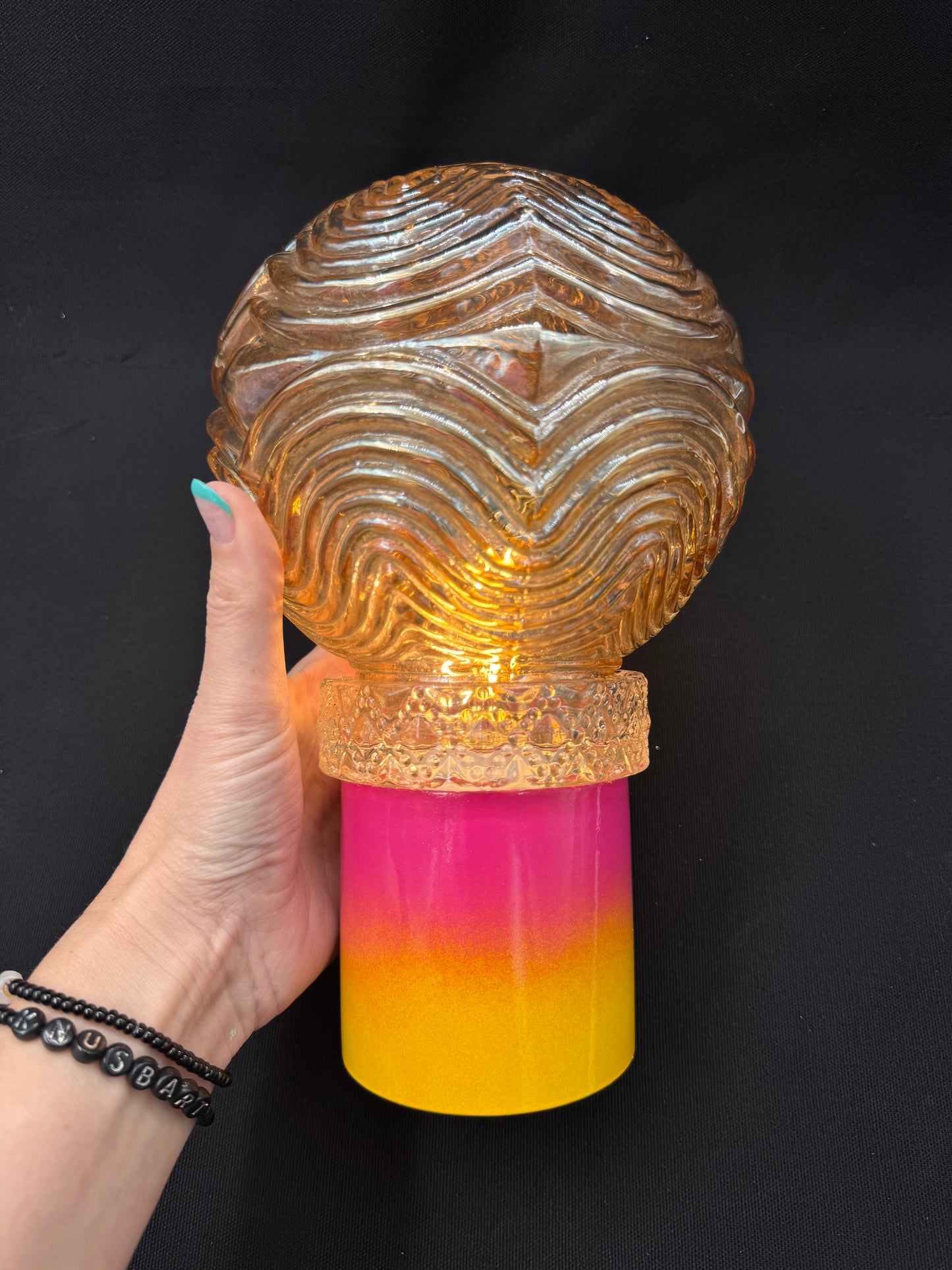 Batterilampe med knall gul og rosa med vintage champagnekuppel