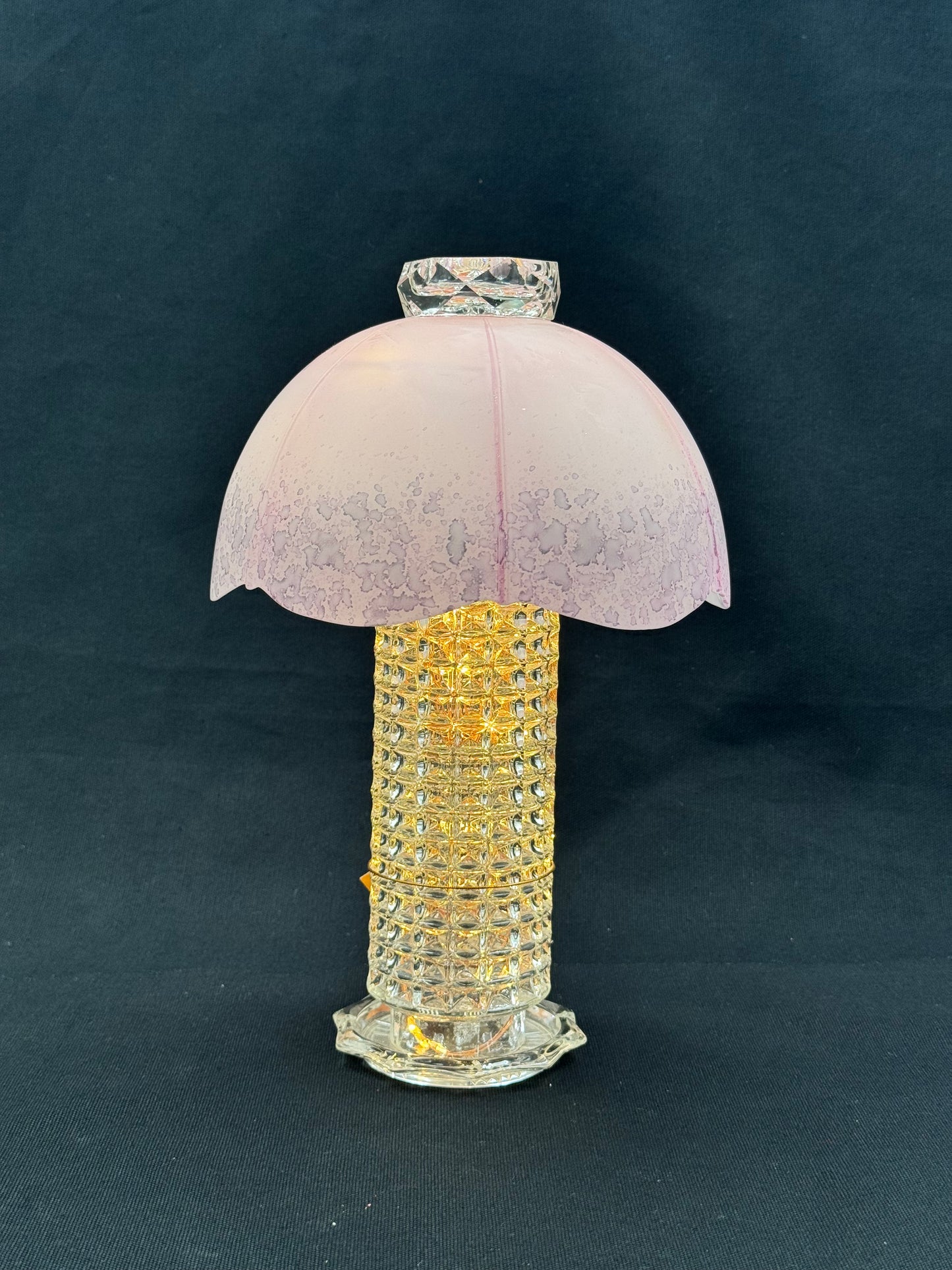 Vintage lyslenkelampe med rosa kuppel