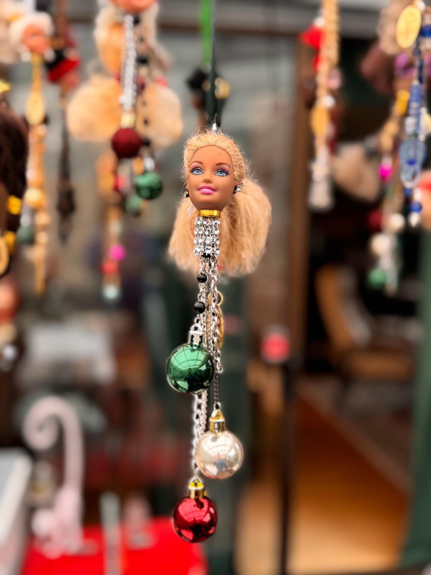 Vintage Barbie julekule «Blondine med rød rose i hestehale og diamant ørepynt»