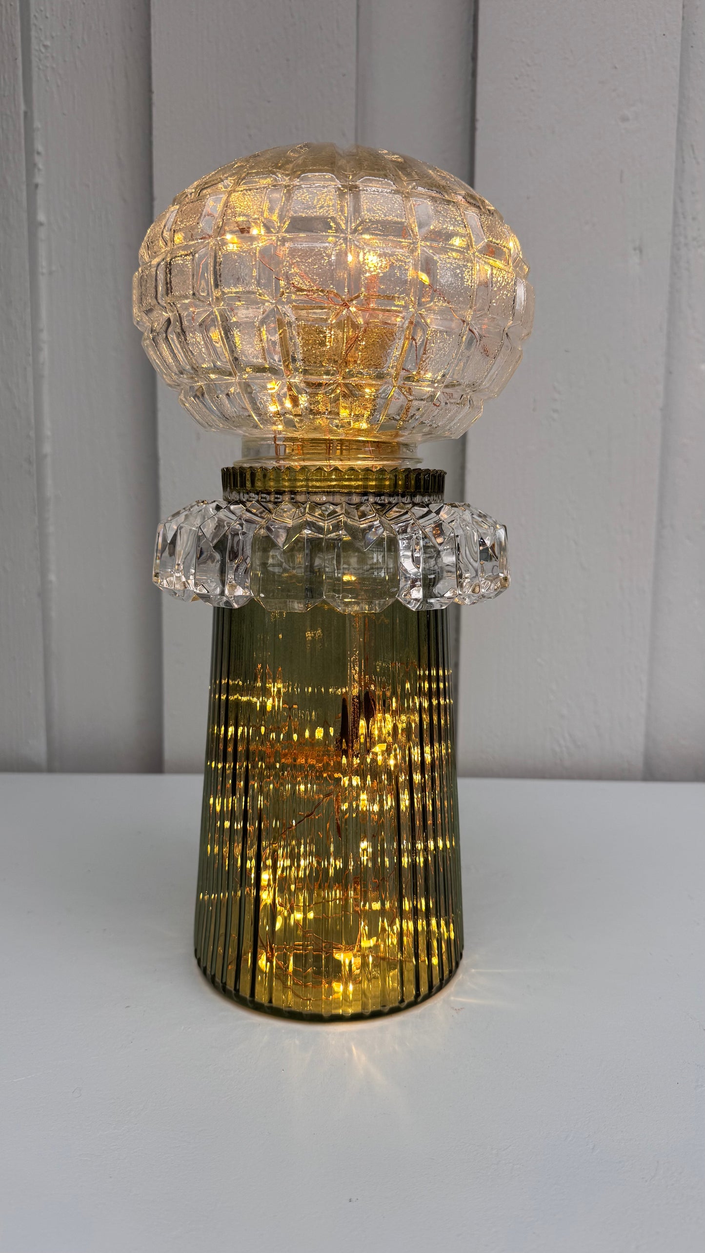 Vintage Diamantlampe lysegrønn fot og firkantet mønstret kuppel