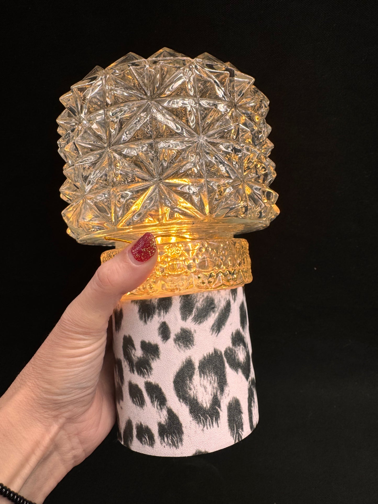 Vintage batterilampe med hvit leopard og mønstret kuppel