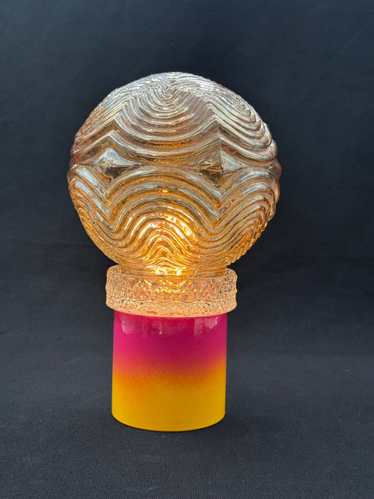 Batterilampe med knall gul og rosa med vintage champagnekuppel