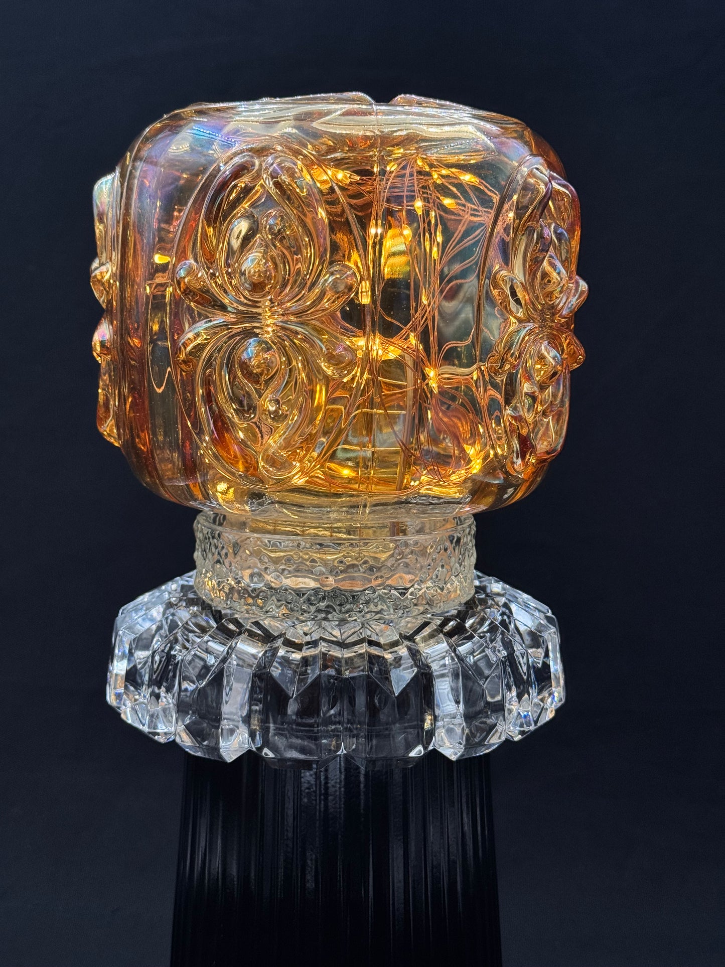 Vintage Diamantlampe med svart fot og amber kuppel