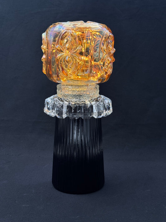 Vintage Diamantlampe med svart fot og amber kuppel