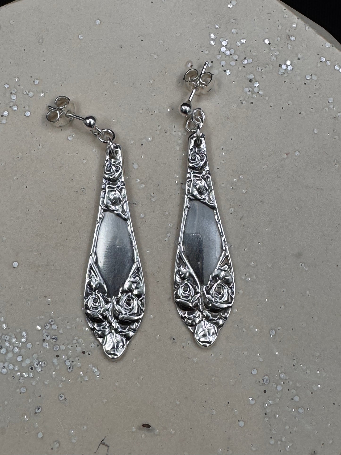 Vintage øredobb i sølvmønster «Opphøyd rose»