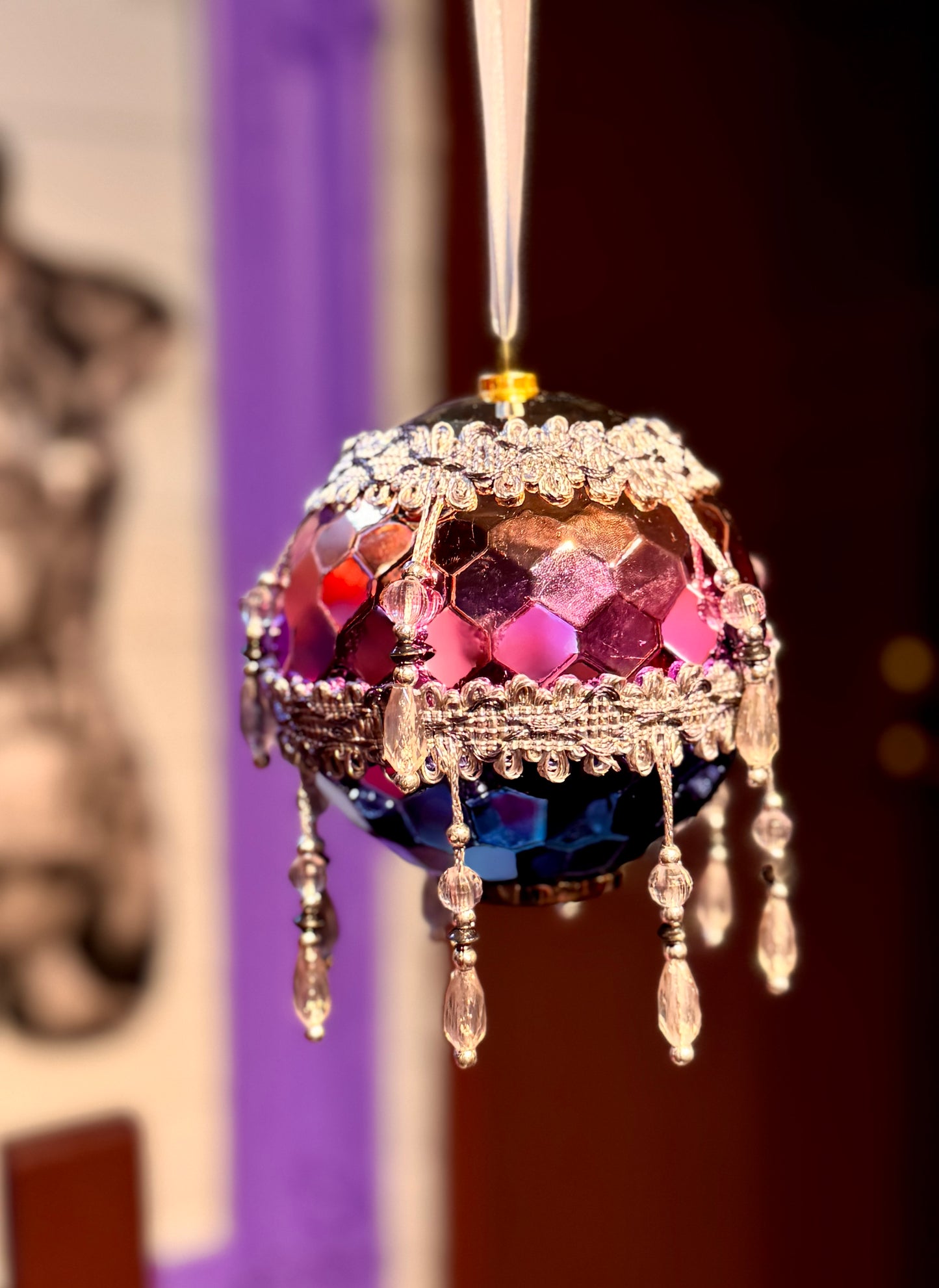 Disco julekule med bånd og perlefrynser