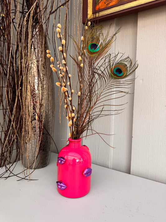 Trendy håndlaget vase rosa med kyssemunn