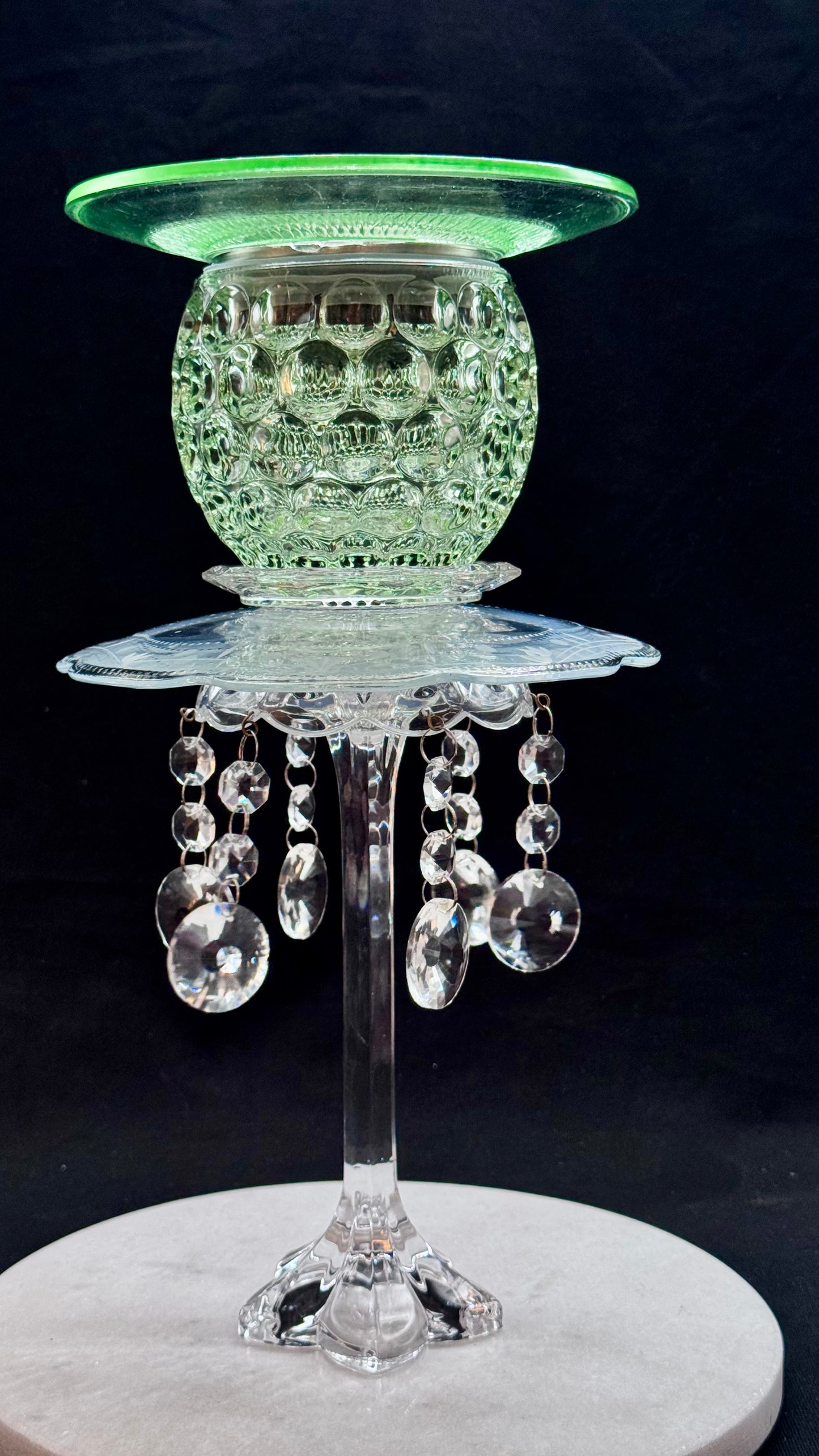 Vintage solcellelampe grønn fot og grønt glassfat med krystallprismer