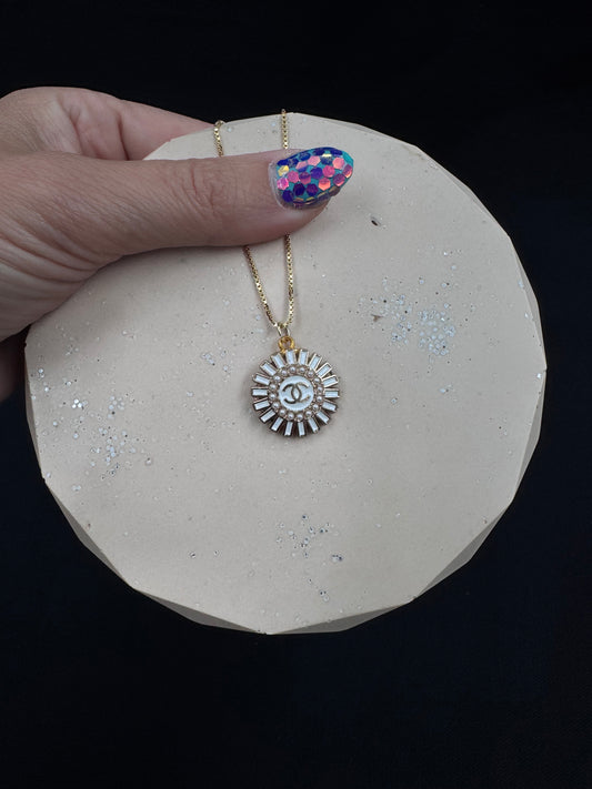 Vintage Chanel smykke hvit og gull