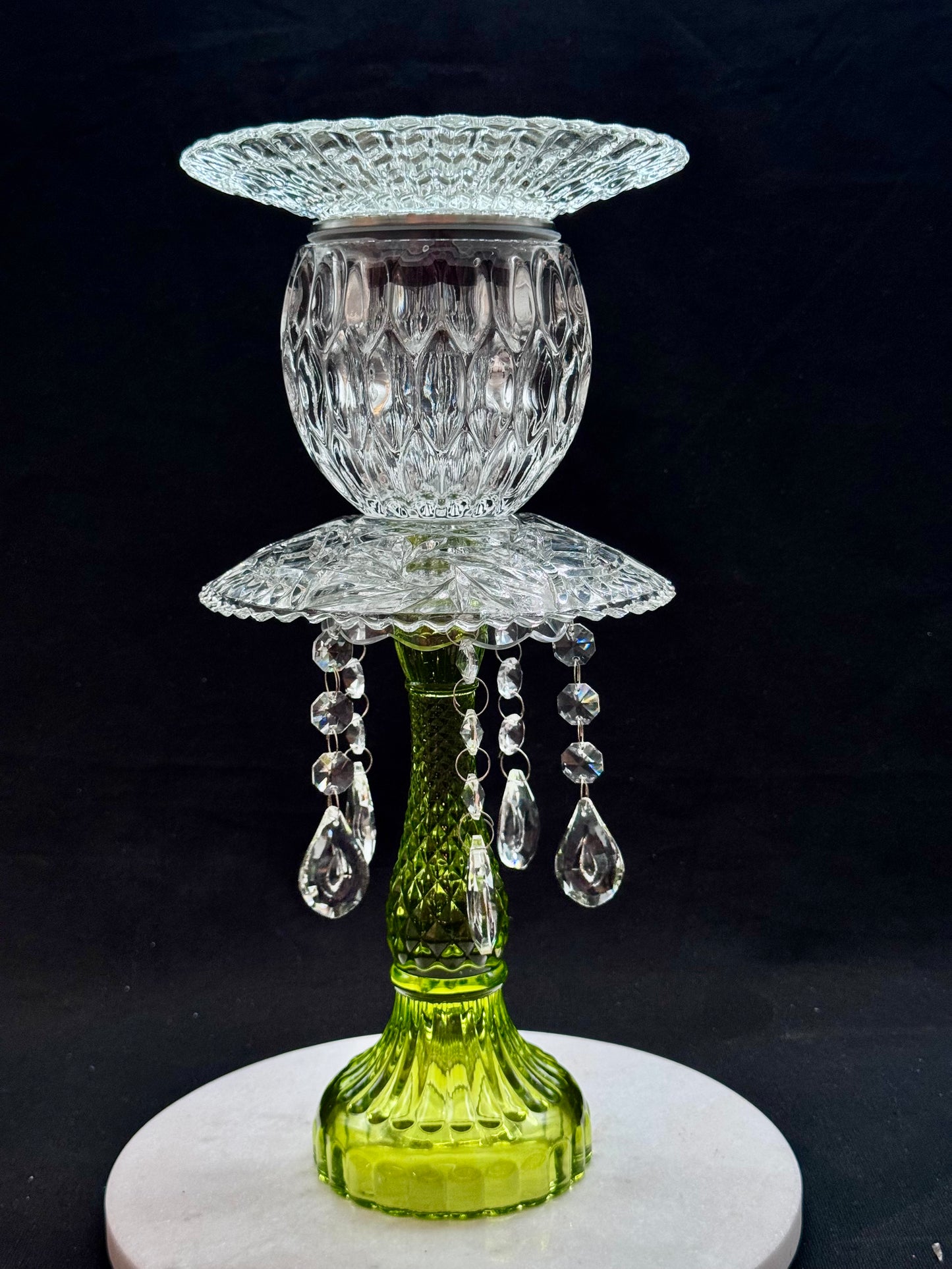 Vintage solcellelampe grønn fot og mønstret glassfat med krystallprismer