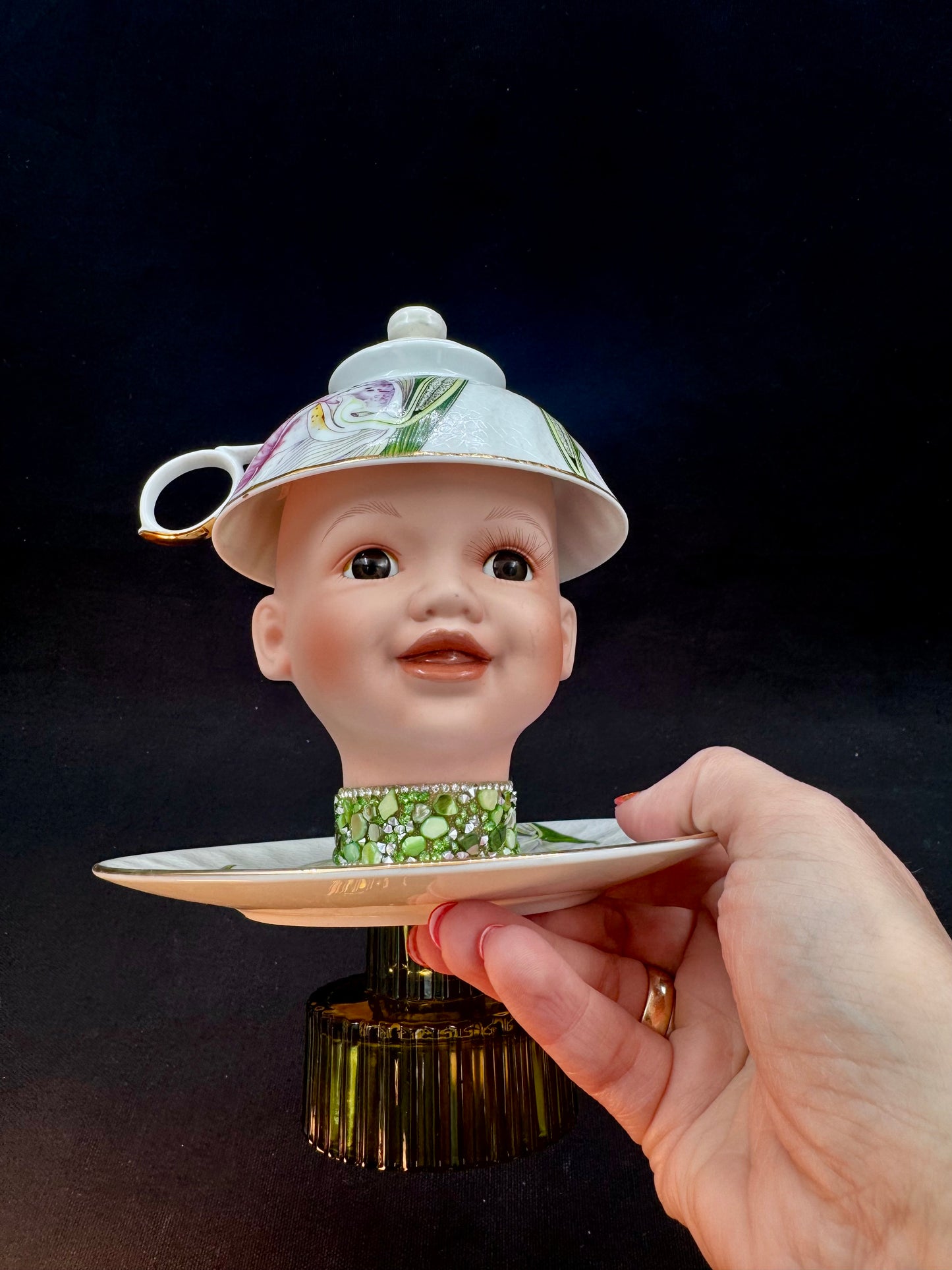 Vintage dukke på fat «Happy-go-lucky»