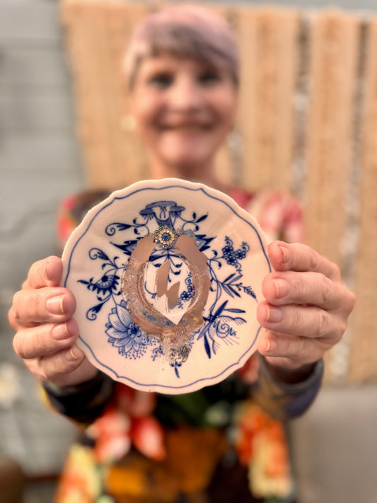 Vulvakunst fat i mønstret blå med porselen fot og sølv vulva