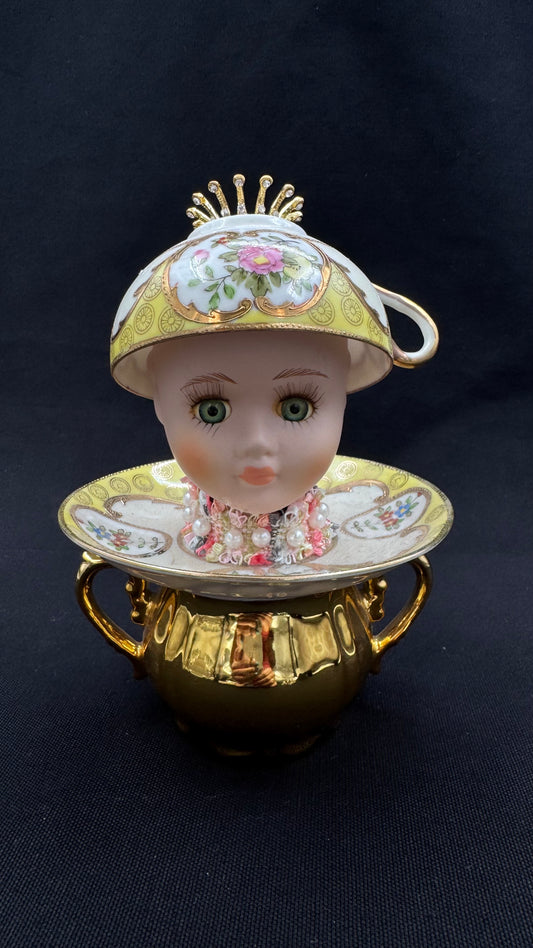 Vintage dukke på sukkerkopp