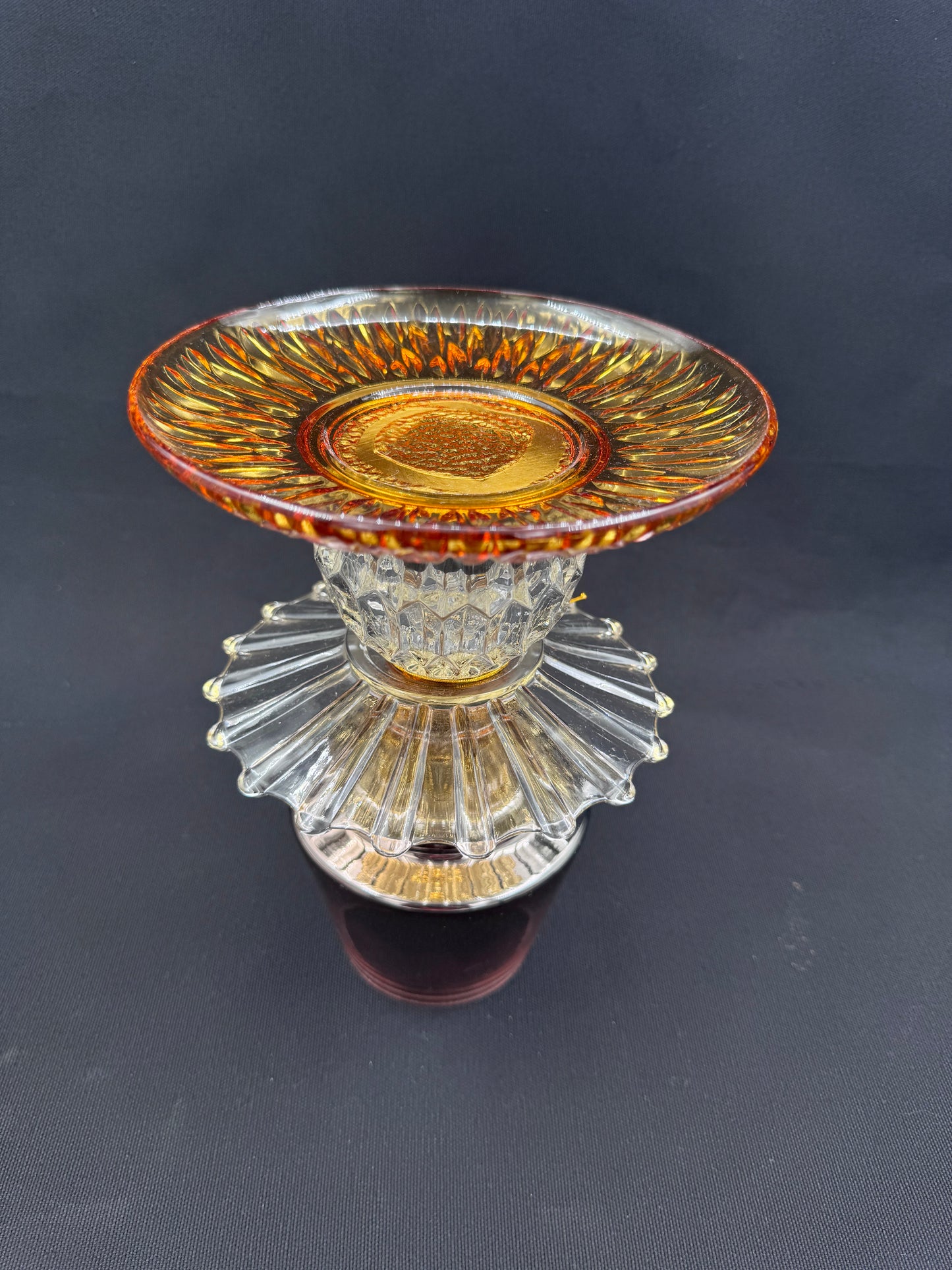 Mini Solcellelampe med kobberfarget fot og glassfat i oker