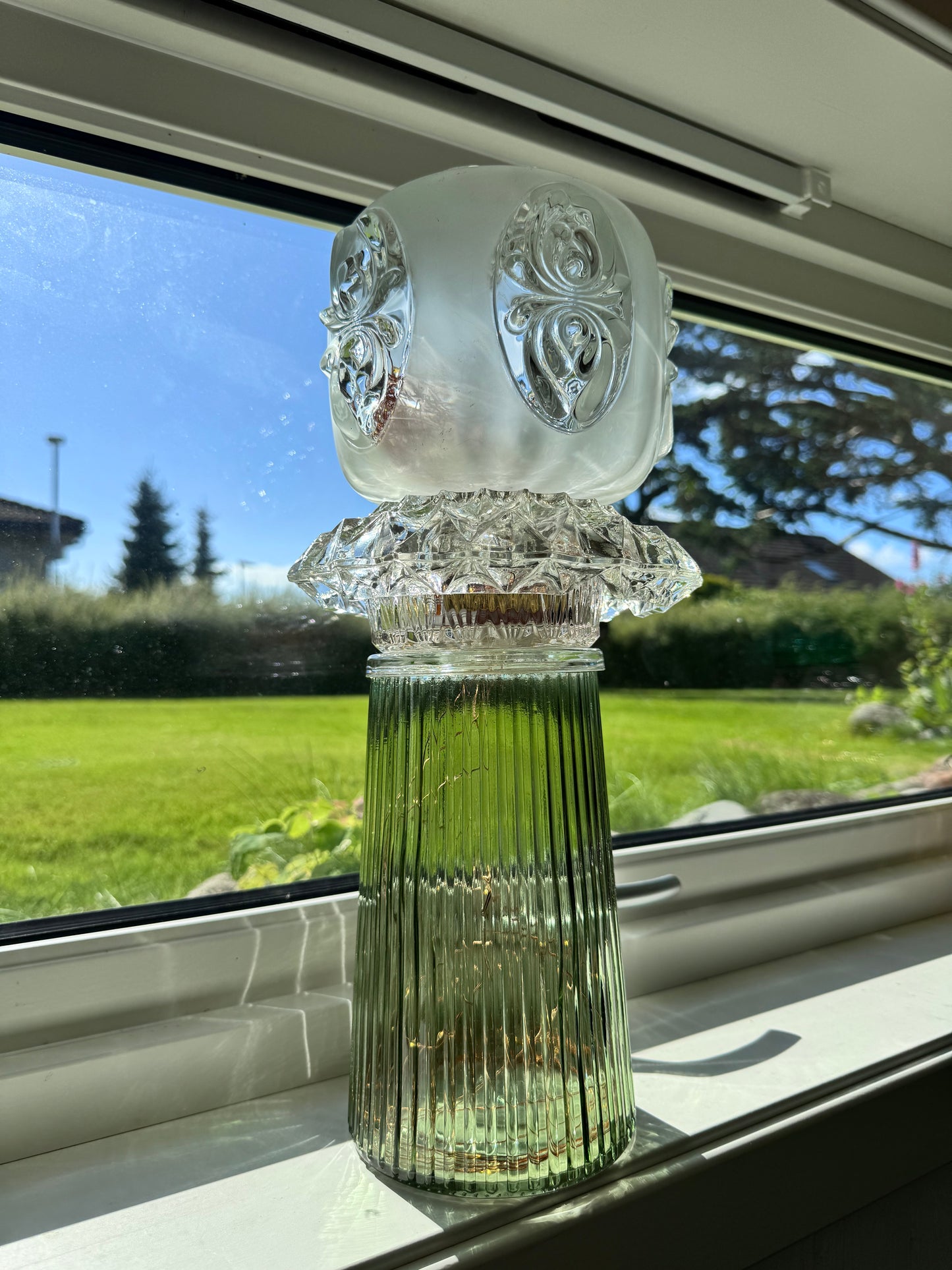 Diamantlampe med grønn fot og vintage kuppel i frostet glass