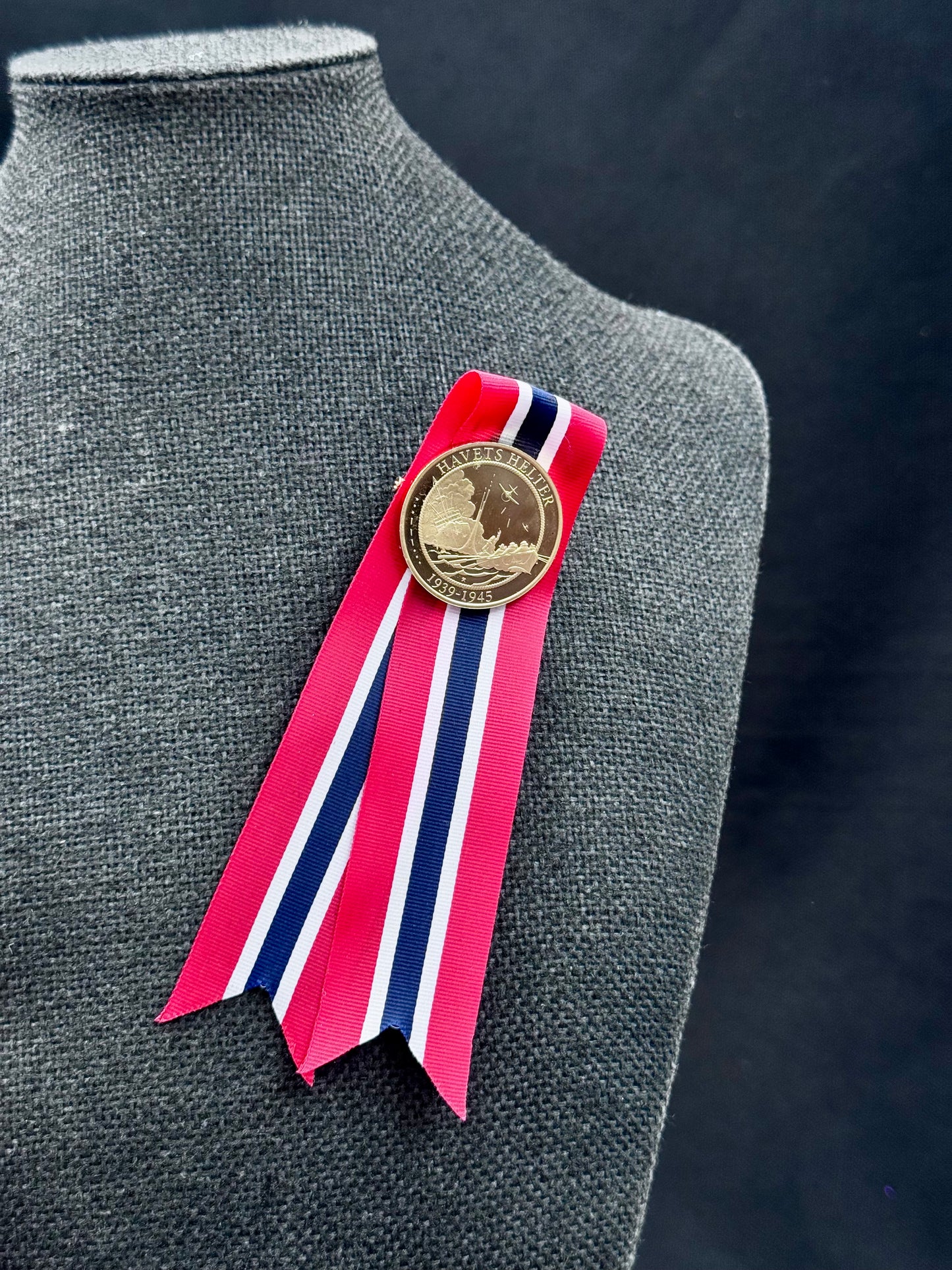 Vintage 17 Mai sløyfe - samlermynt gull «Havets helter 1939-1945»