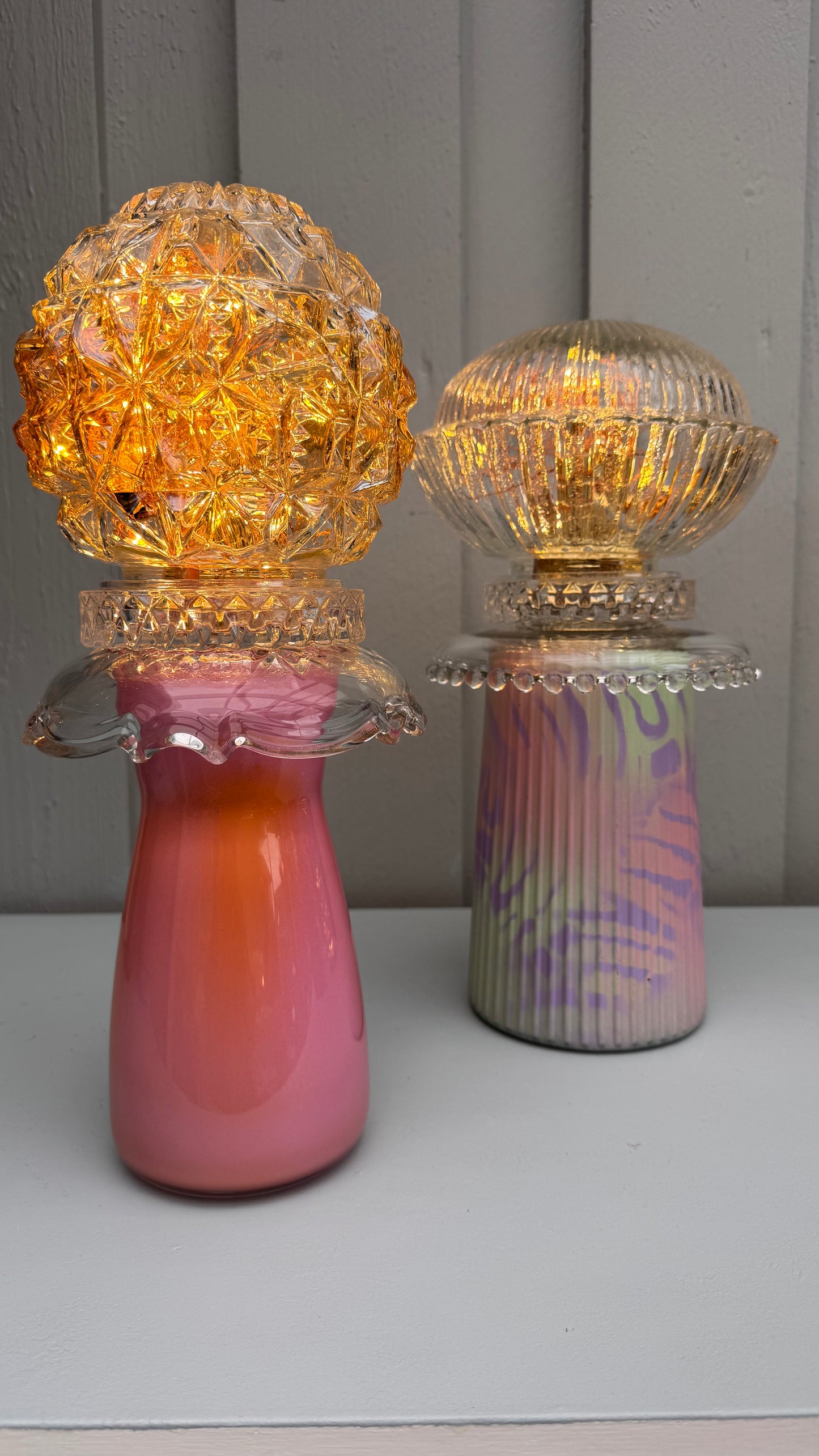 Vintage Diamantlampe med pastell rosa og hint av oransje fot og amber kuppel