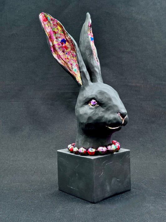 Harepus i matt sort og fargerike detaljer