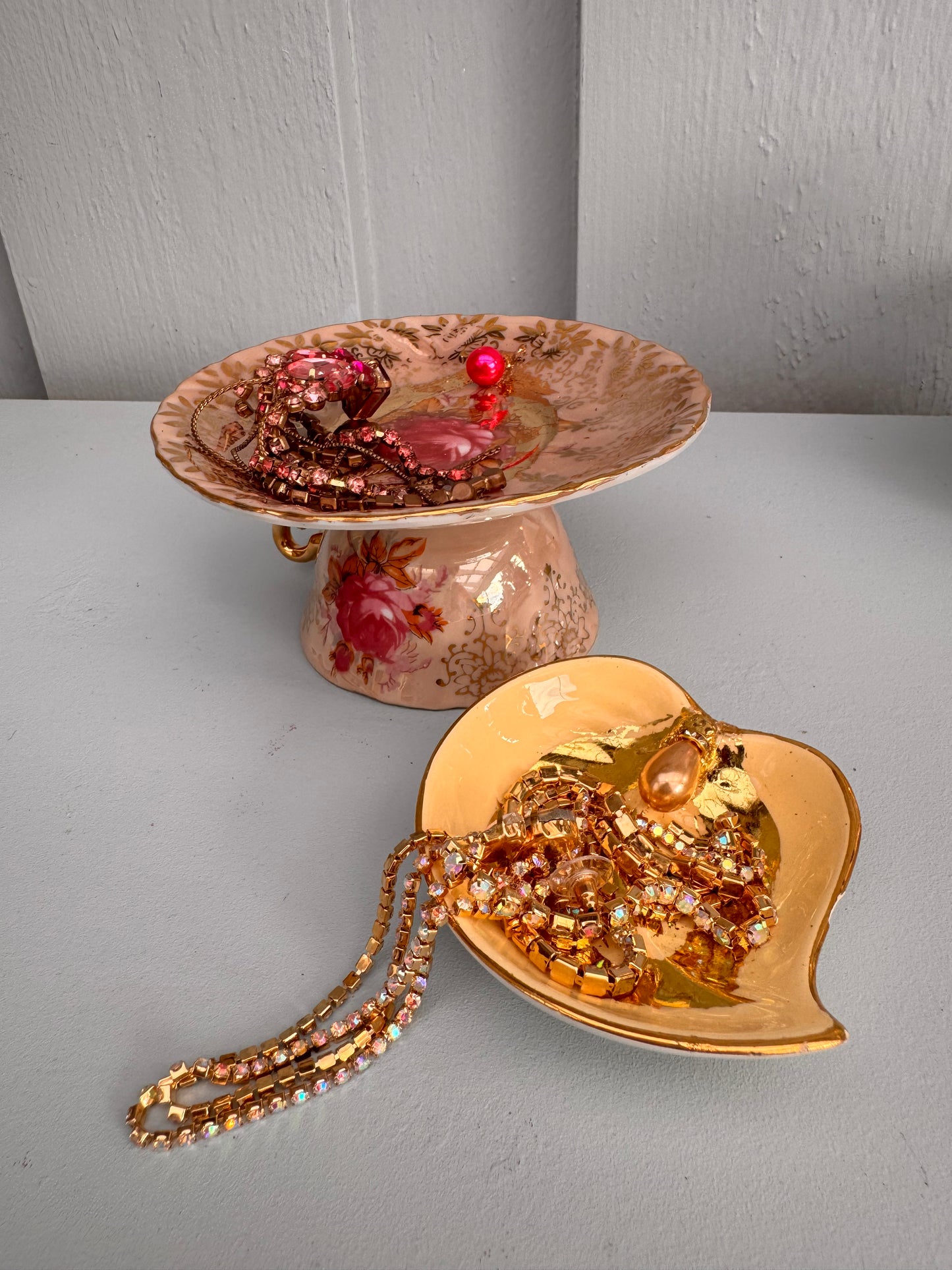 Vulvakunst med fot - rosemaling og brunlig fat og cerise rosa perle