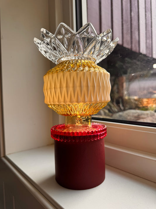 Vintage Batterilampe i vinrødt skinn og med krone