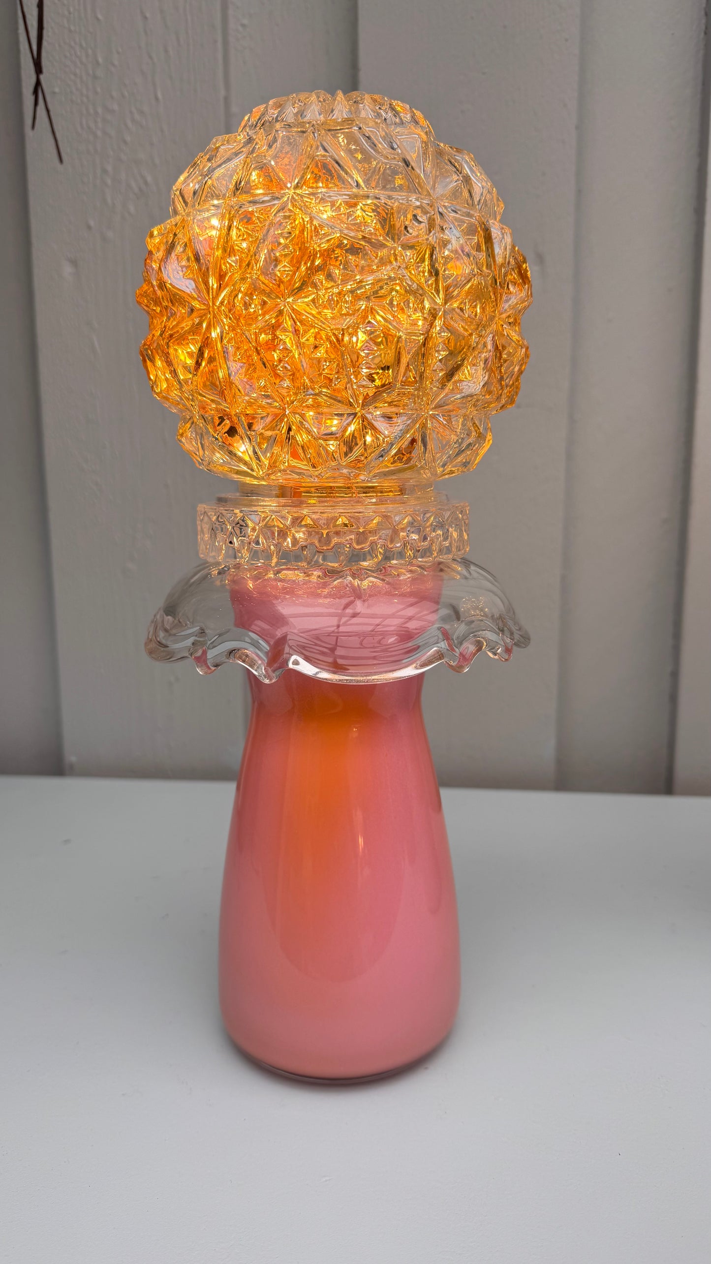 Vintage Diamantlampe med pastell rosa og hint av oransje fot og amber kuppel