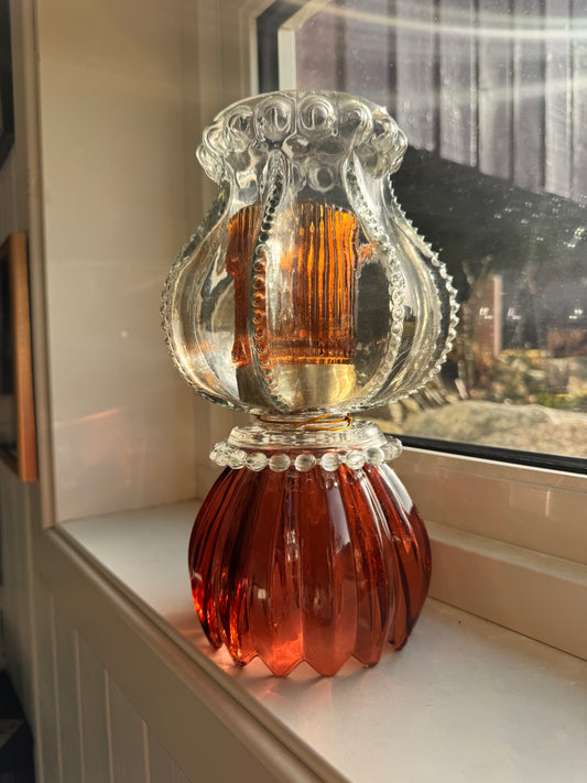 Vintage lykt i smoke og vinrød skål