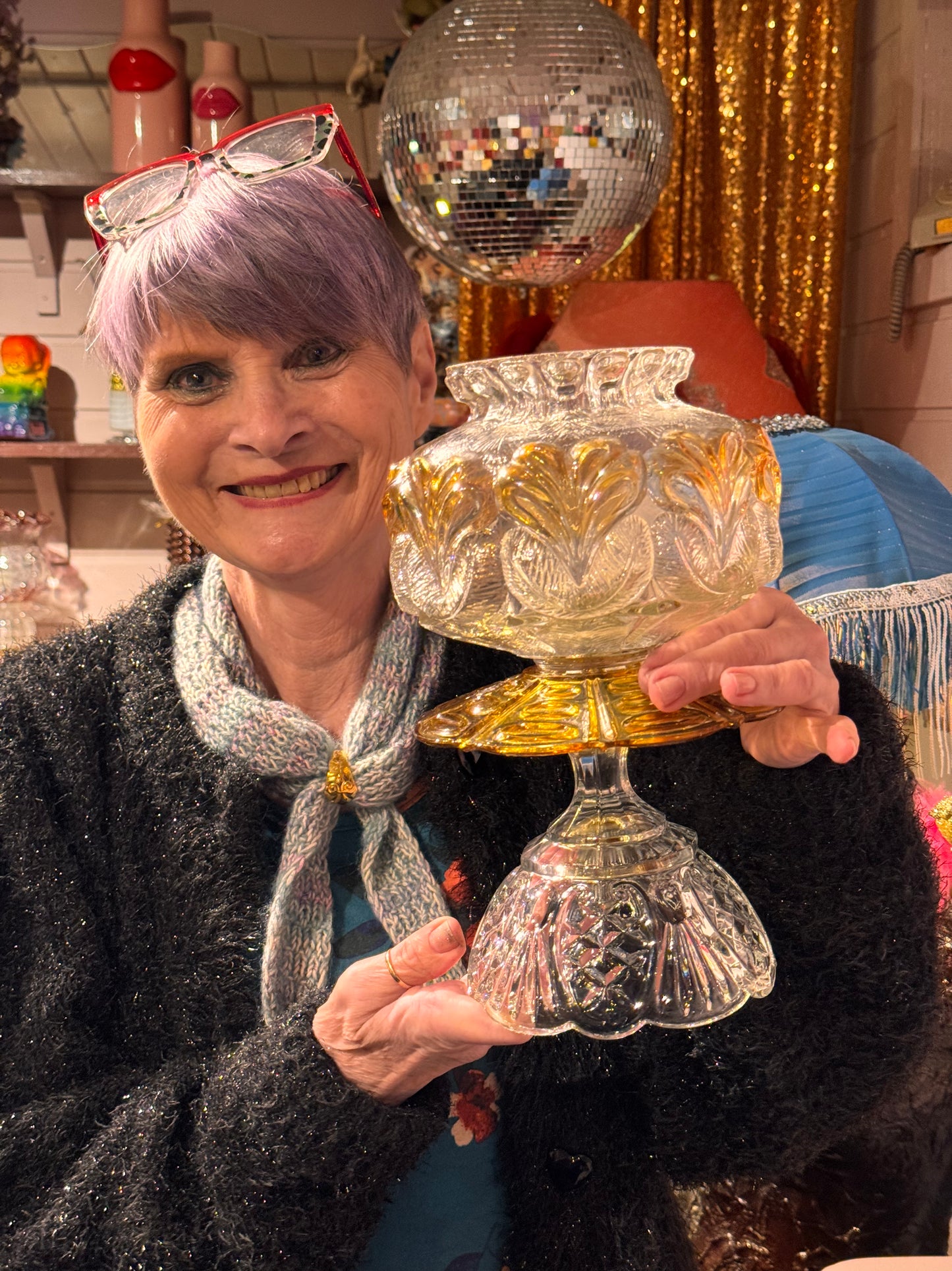 Vintage lykt i rav farget og krystallskål