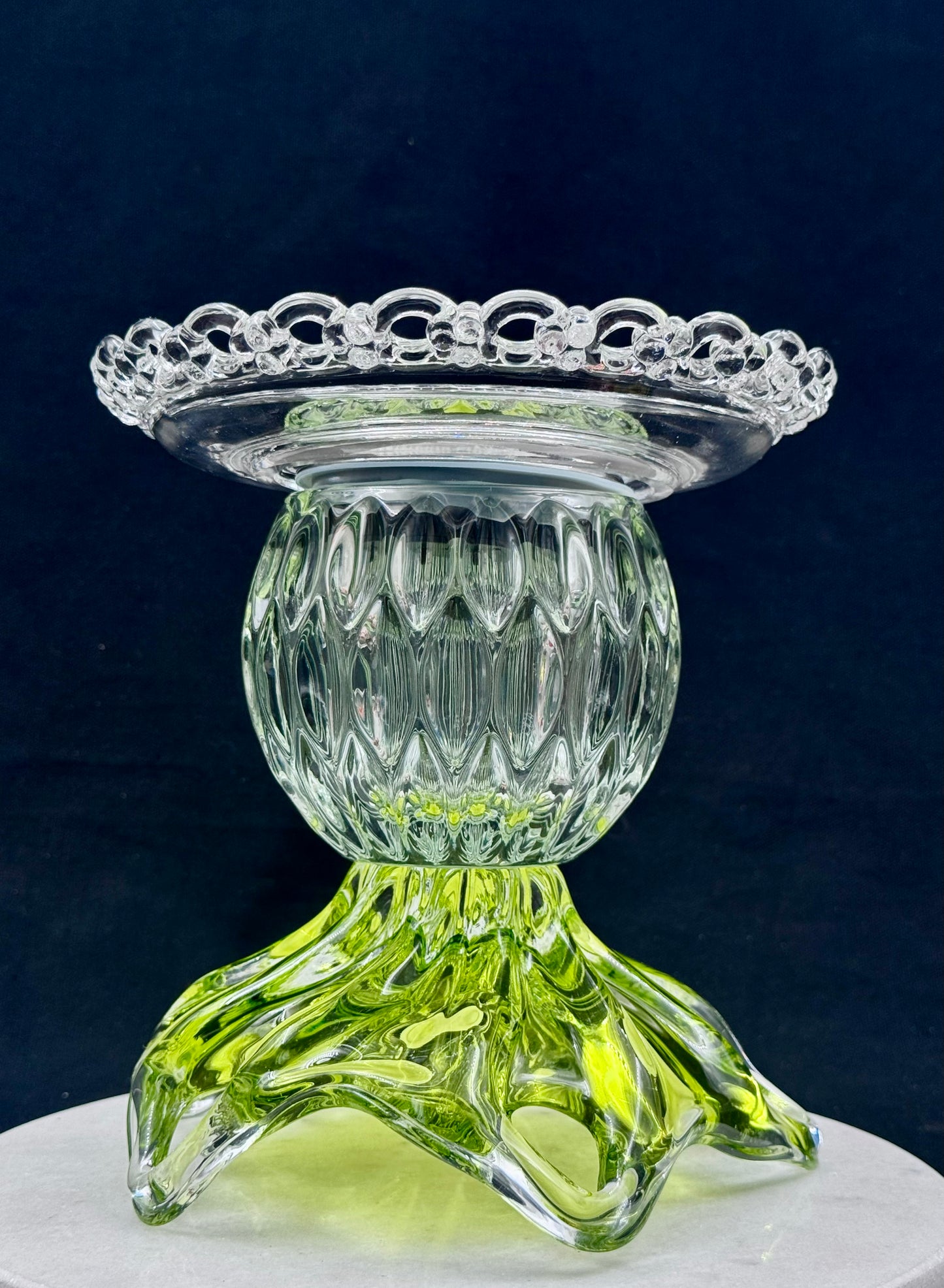 Stor solcellelampe i grønt krystall og glassfat