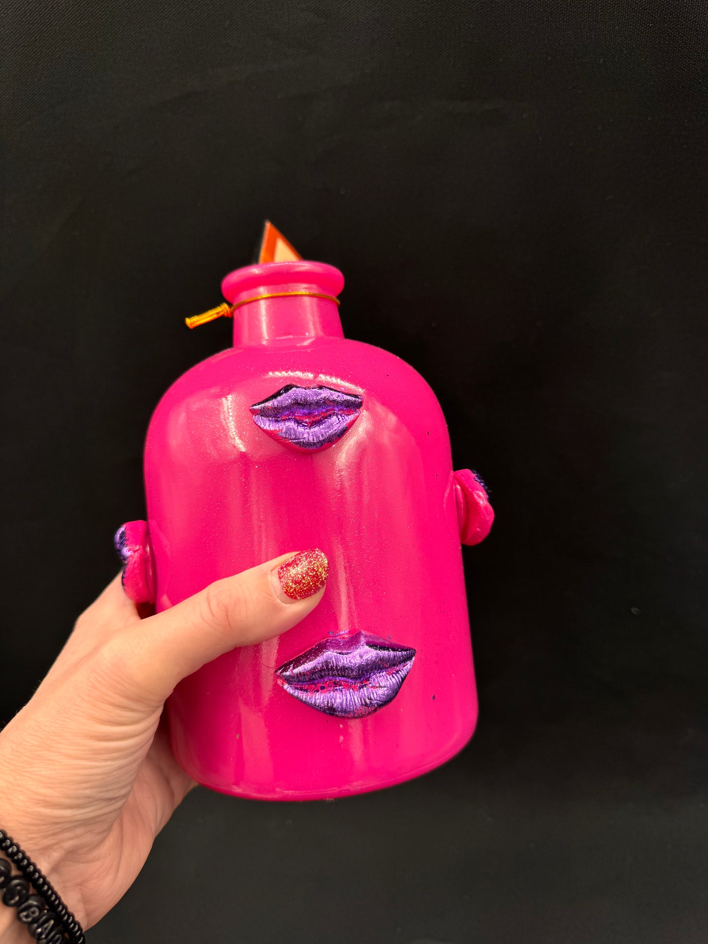 Trendy håndlaget vase rosa med kyssemunn