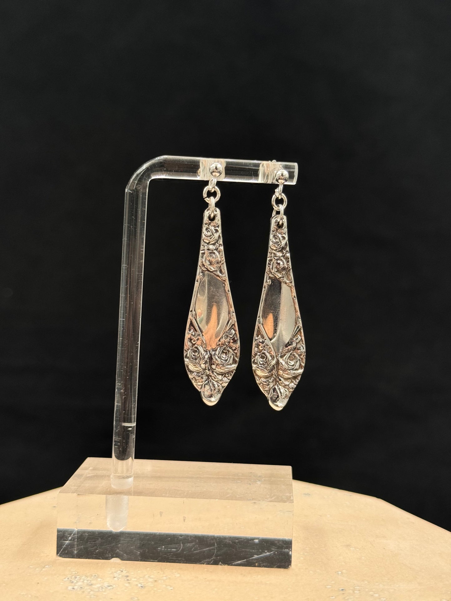 Vintage øredobb i sølvmønster «Opphøyd rose»