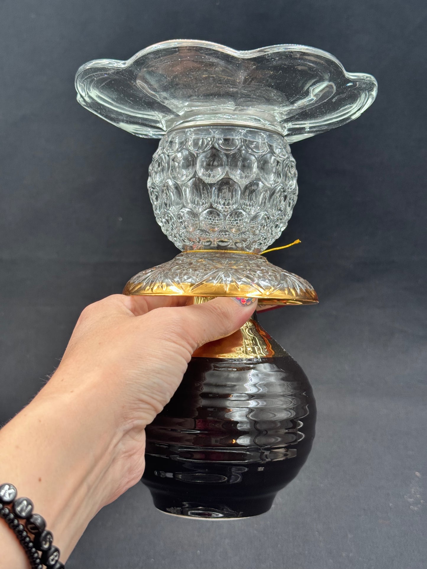 Mini Solcellelampe svart fot og gullkrave, blomsterfat på toppen.