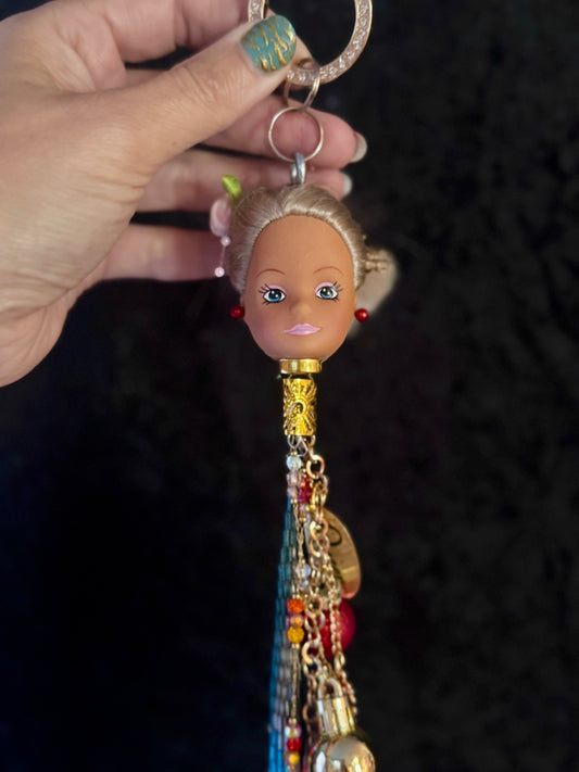 Vintage Barbie veskepynt. «Blondine med rosa blomst i håret og rød ørepynt