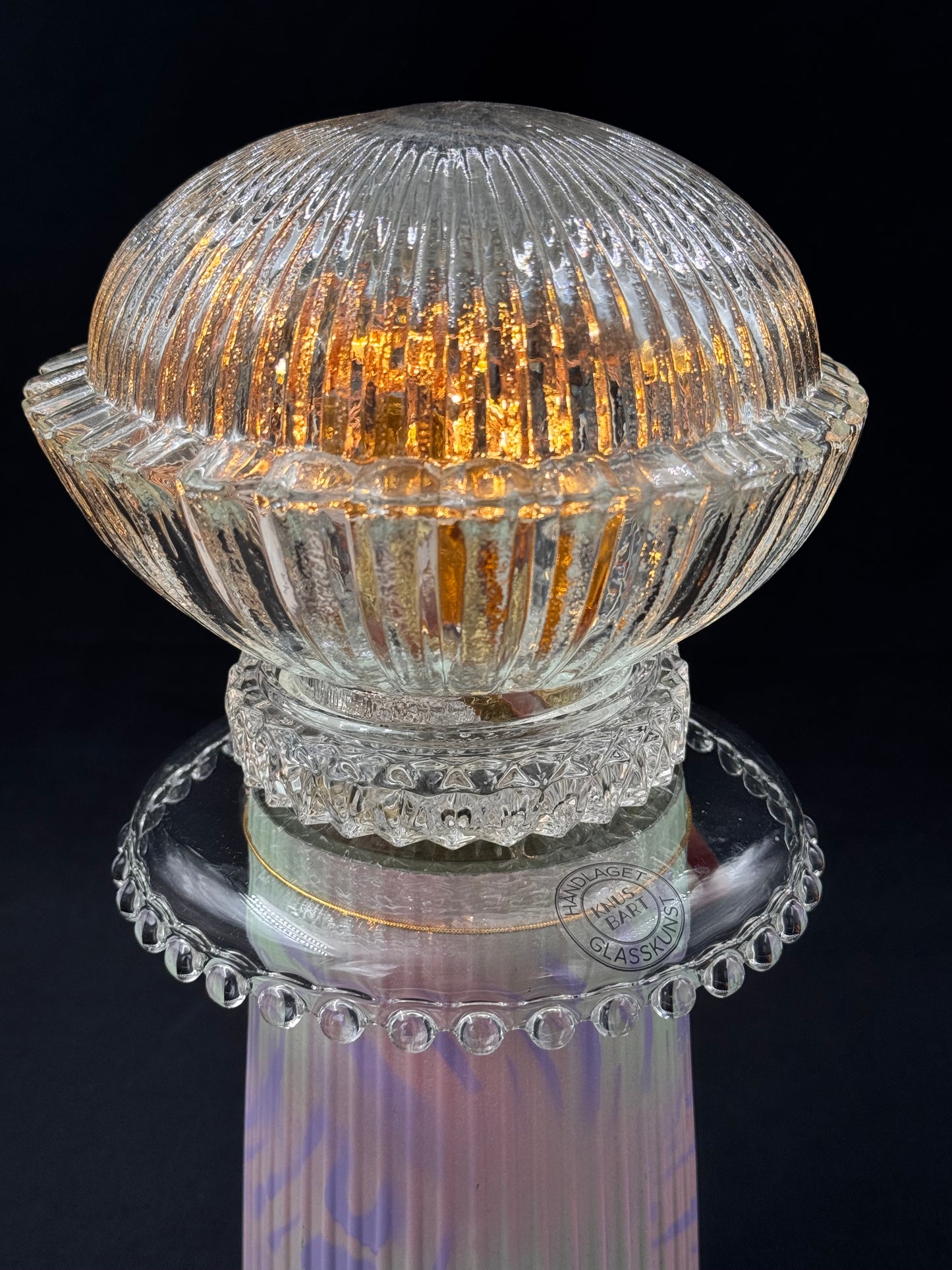 Vintage Diamantlampe med pastell mintgrønn, rosa, lilla fot og mønstret klar kuppel