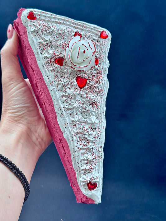 Stort kakestykke i velvet med krem og rose