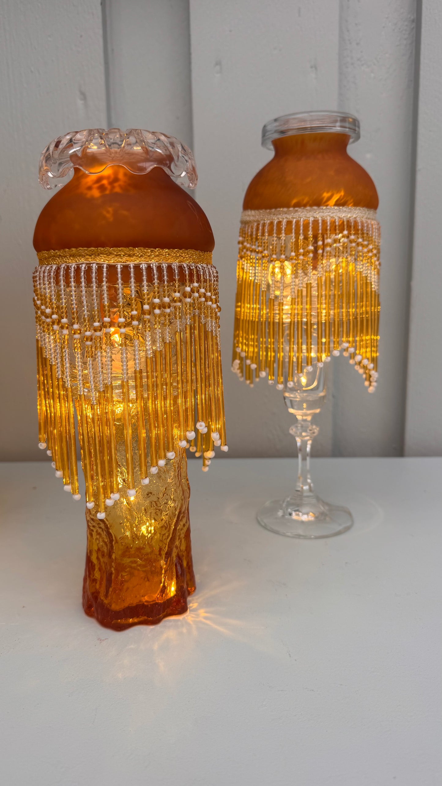 Vintage mini lyslenkelampe ambergul kuppel på stettfot