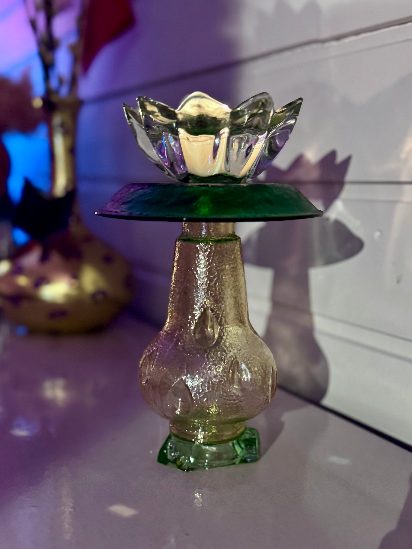Vintage lysestake av champagne kuppel og grønne detaljer